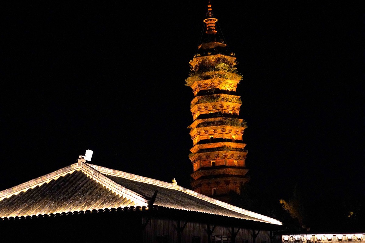 月光红塔交相辉映