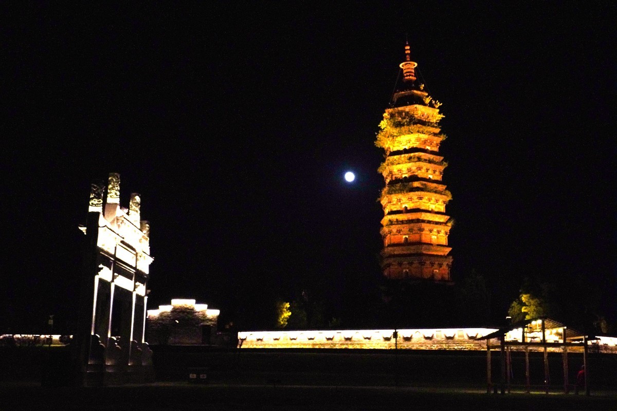 月光红塔交相辉映