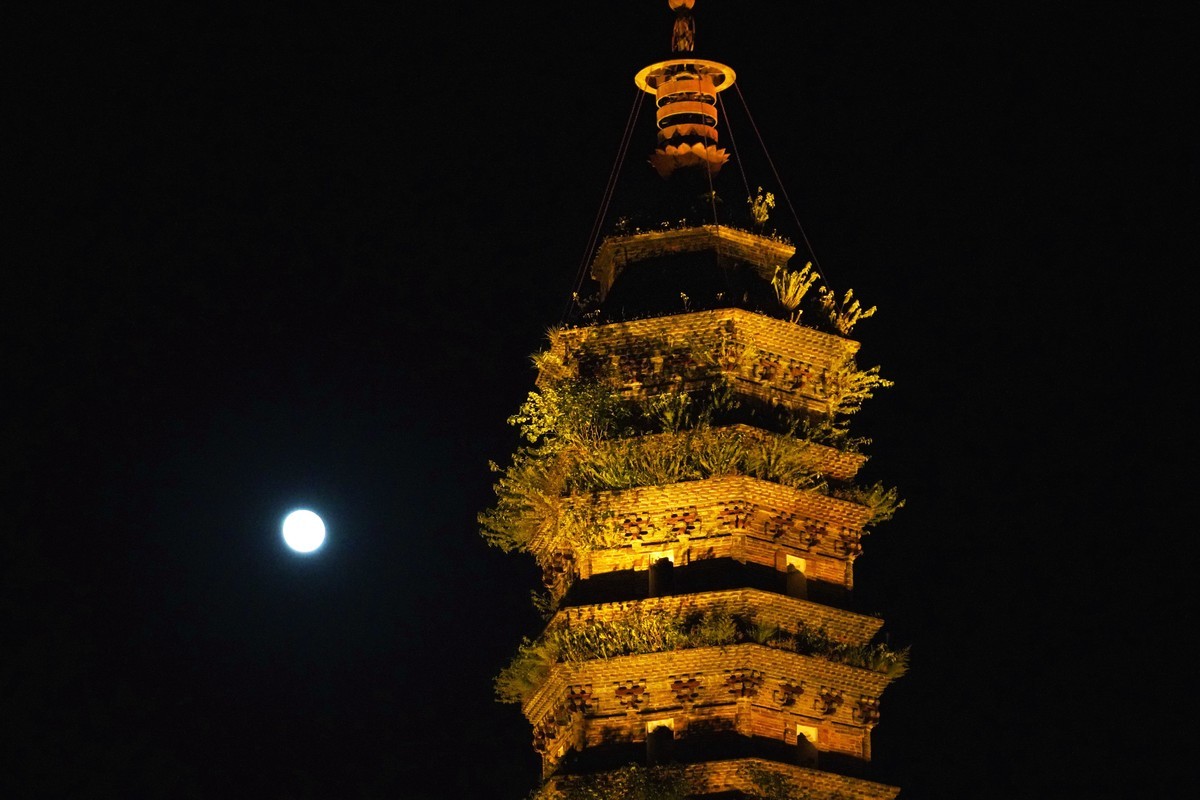 月光红塔交相辉映
