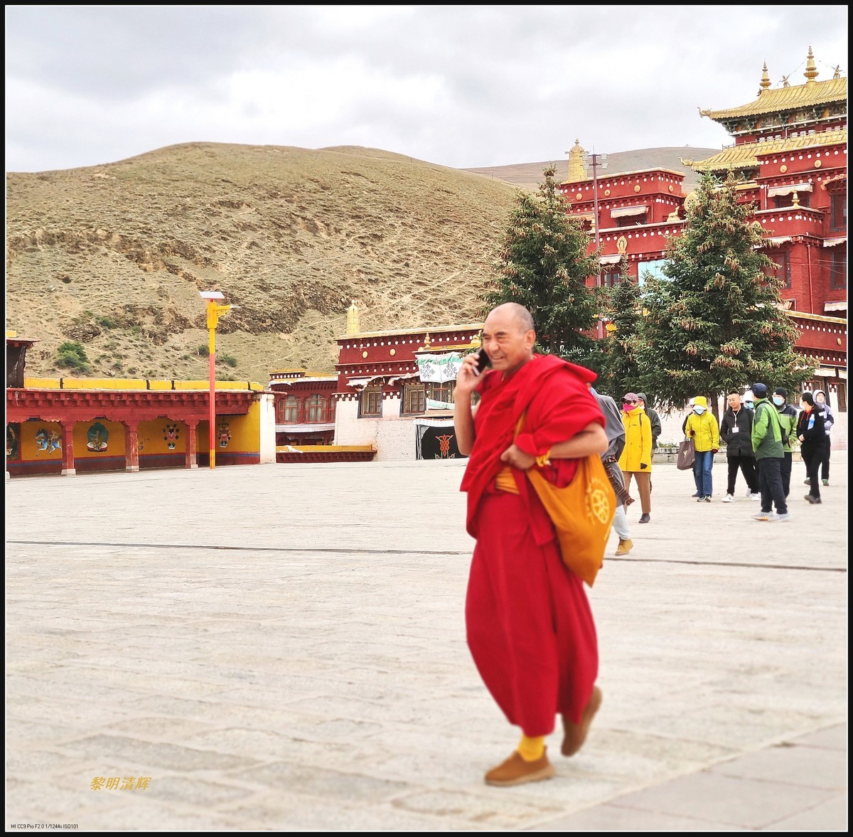 川西行：勒通古镇-6  行走于佛堂的人们