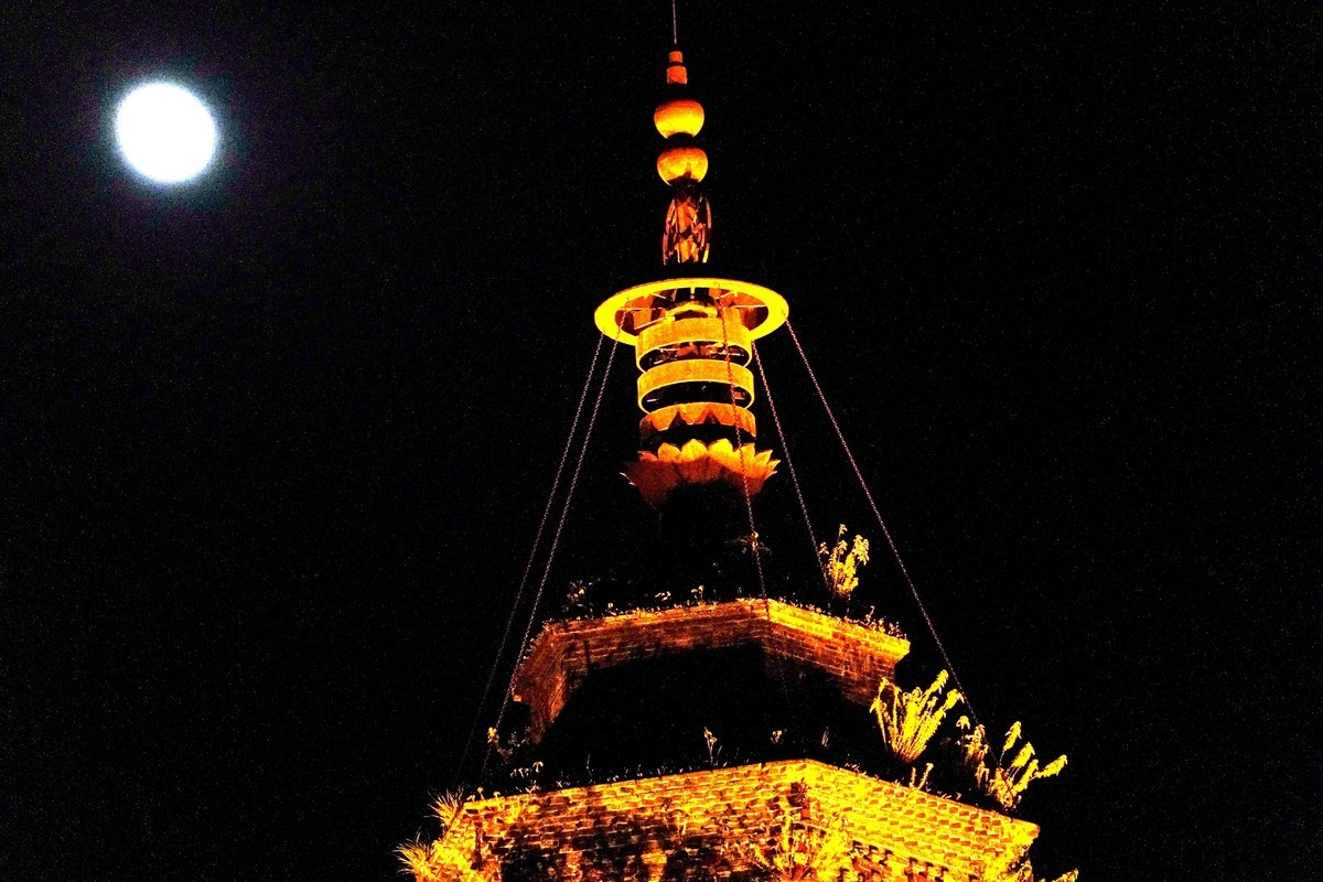 月光红塔交相辉映