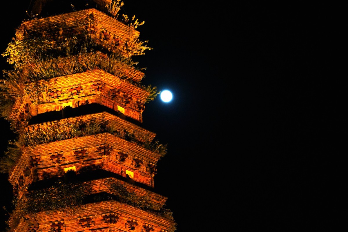 月光红塔交相辉映