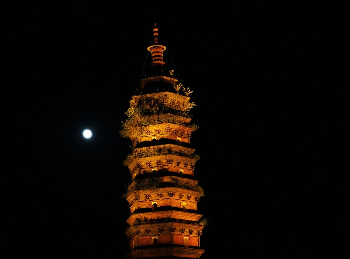 月光红塔交相辉映