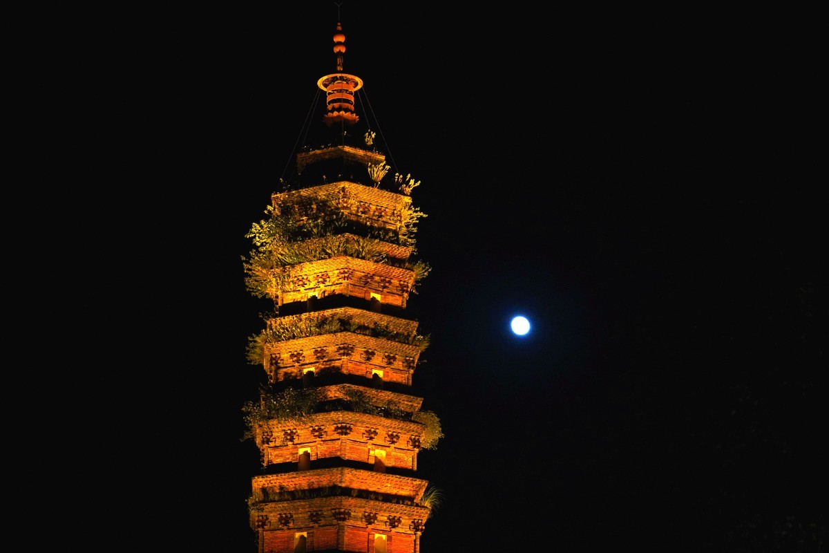 月光红塔交相辉映