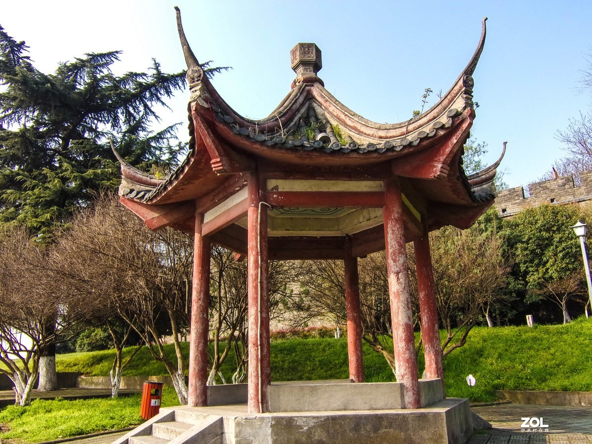 古城脚下春色新