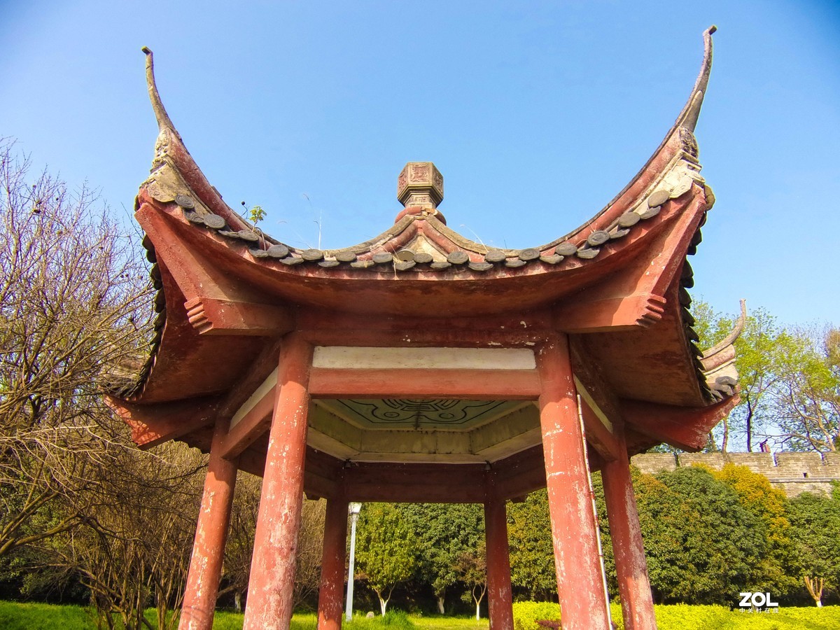 古城脚下春色新