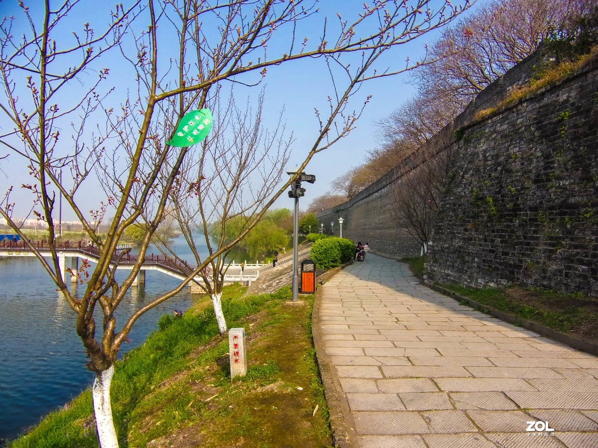 古城脚下春色新