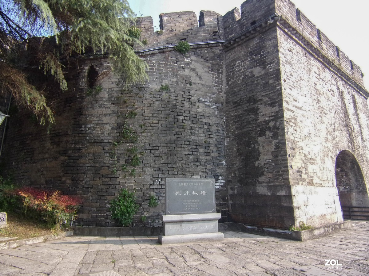 古城脚下春色新