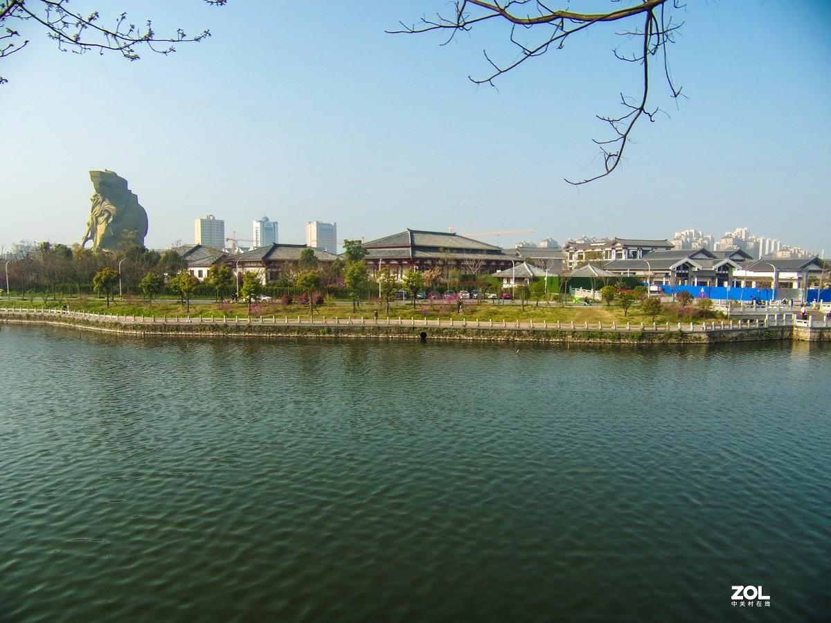 古城脚下春色新