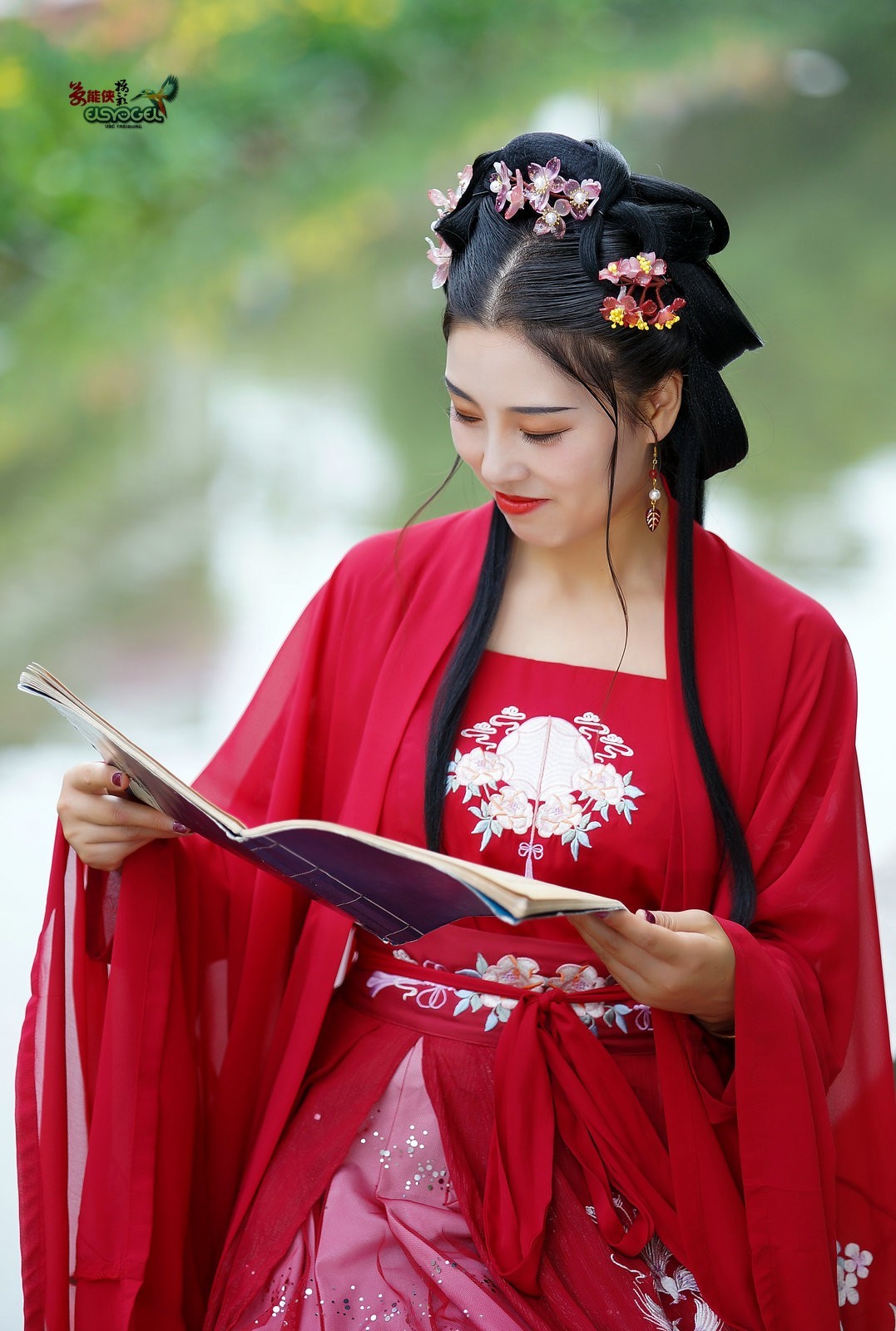 红衣汉服美女紫红