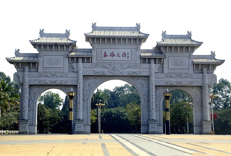 1448不老松海南游摄日记210309临高县文澜文化公园的石牌坊公交车上拍