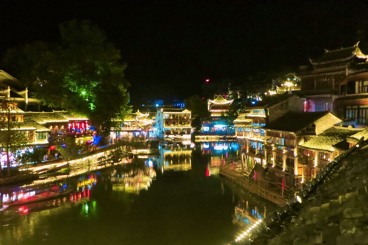 月上柳梢头，人约黄昏后（凤凰古城）