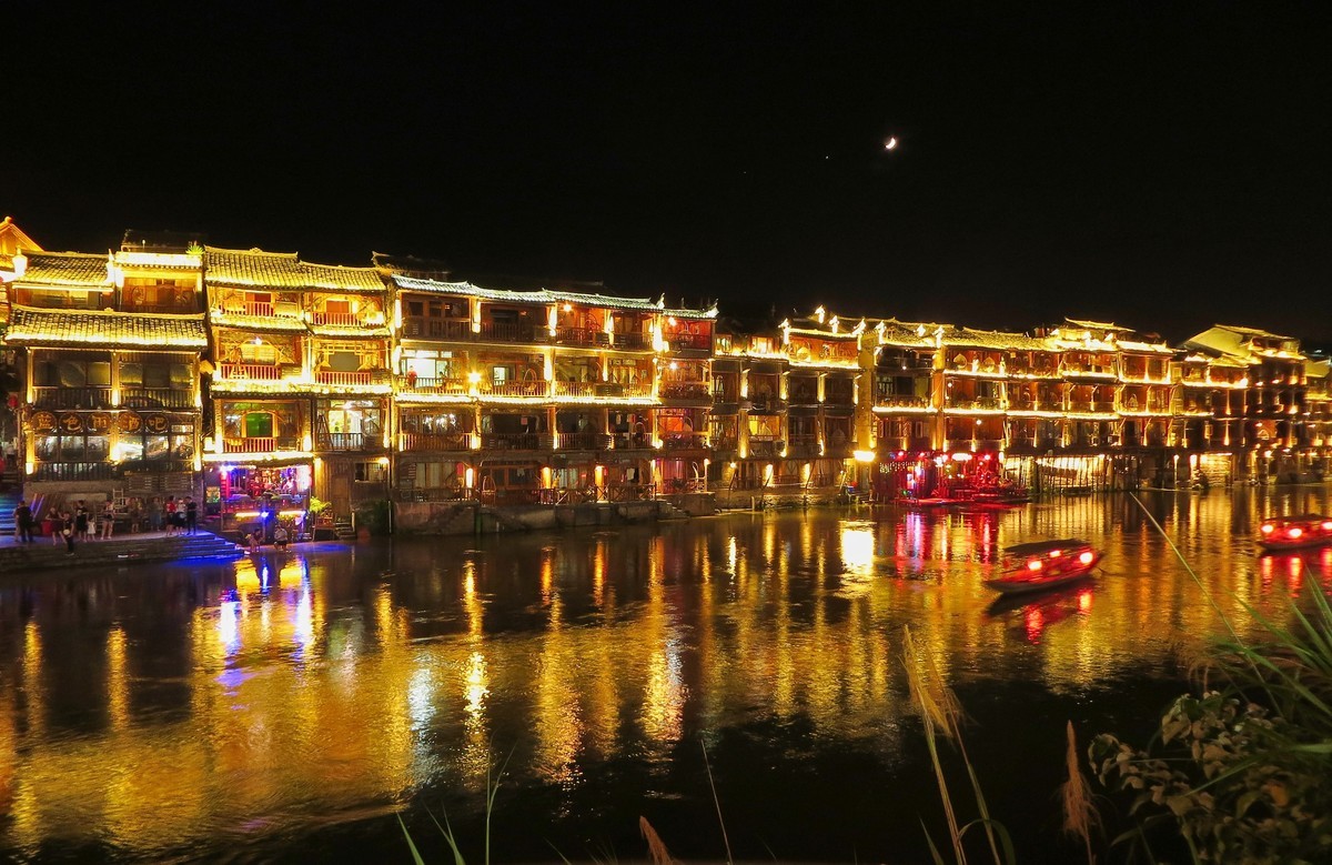 月上柳梢头，人约黄昏后（凤凰古城）