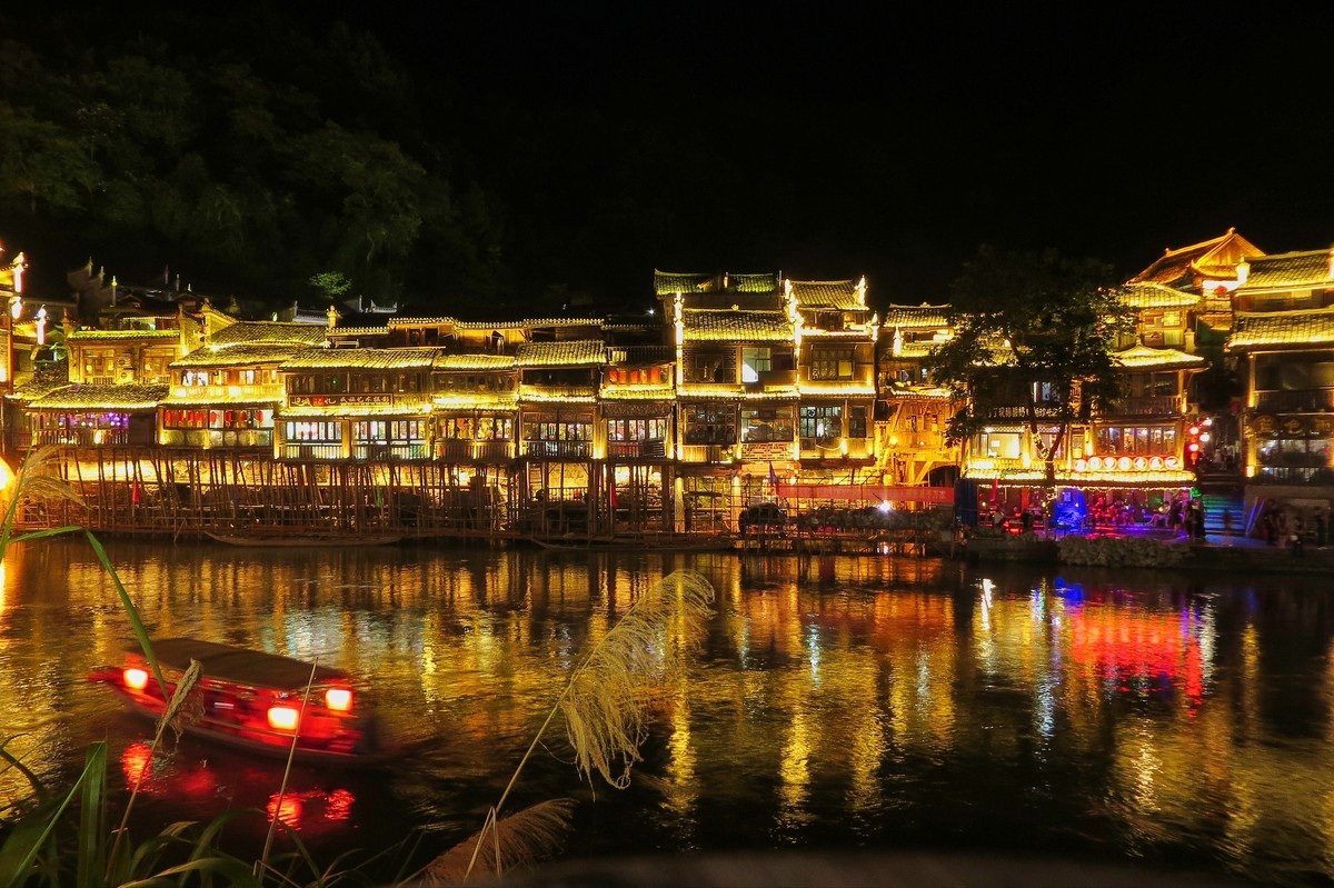 月上柳梢头，人约黄昏后（凤凰古城）