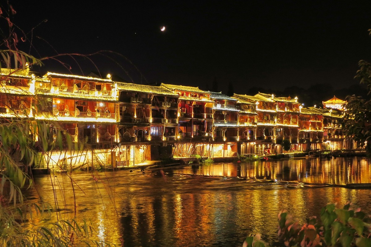 月上柳梢头，人约黄昏后（凤凰古城）