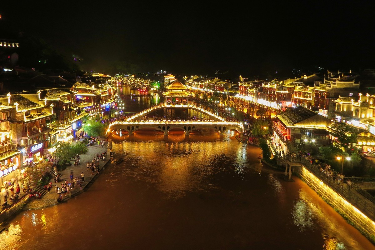 月上柳梢头，人约黄昏后（凤凰古城）