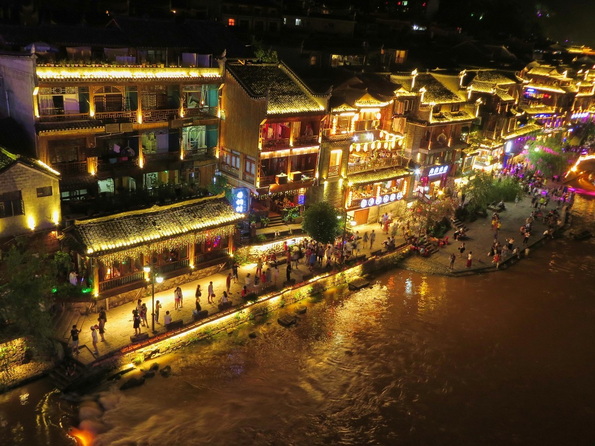 月上柳梢头，人约黄昏后（凤凰古城）