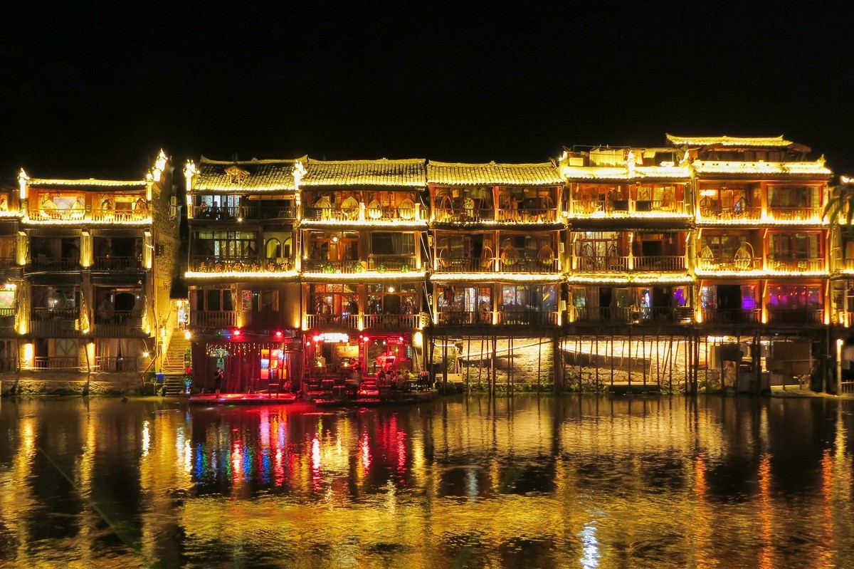 月上柳梢头，人约黄昏后（凤凰古城）