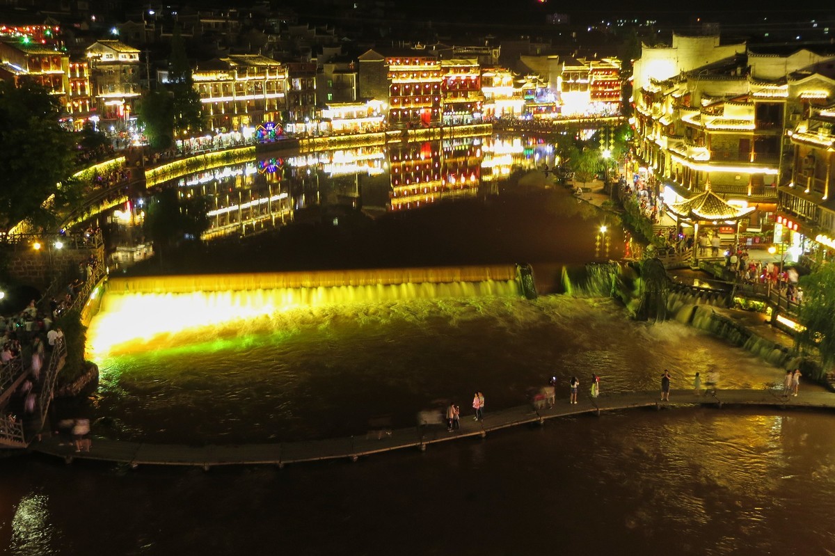 月上柳梢头，人约黄昏后（凤凰古城）