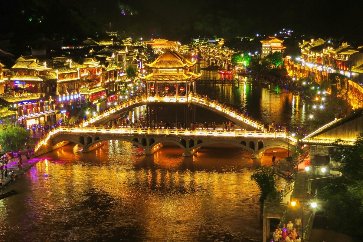 月上柳梢头，人约黄昏后（凤凰古城）