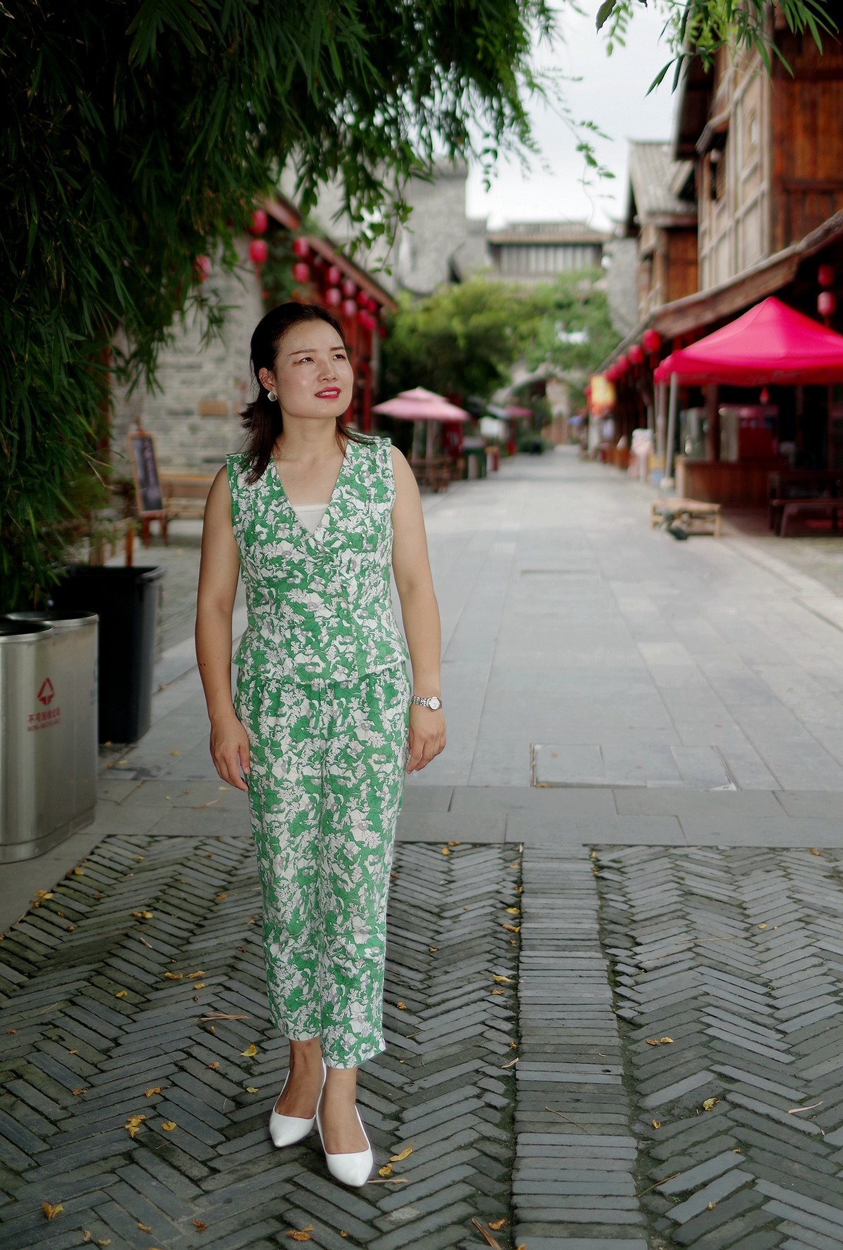 环境人像外拍汉口里的佳丽