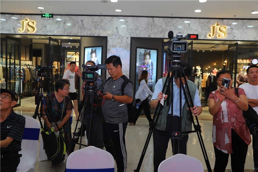 文艺轻骑兵海的女儿艺术团专场精彩亮相