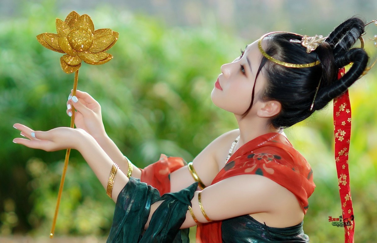 【金莲花少女 】---小梅