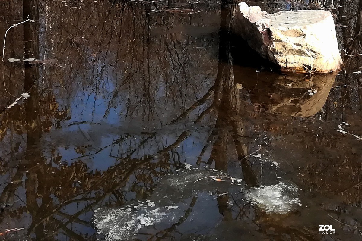 雪消冰初泮，潺暖倩影幽。