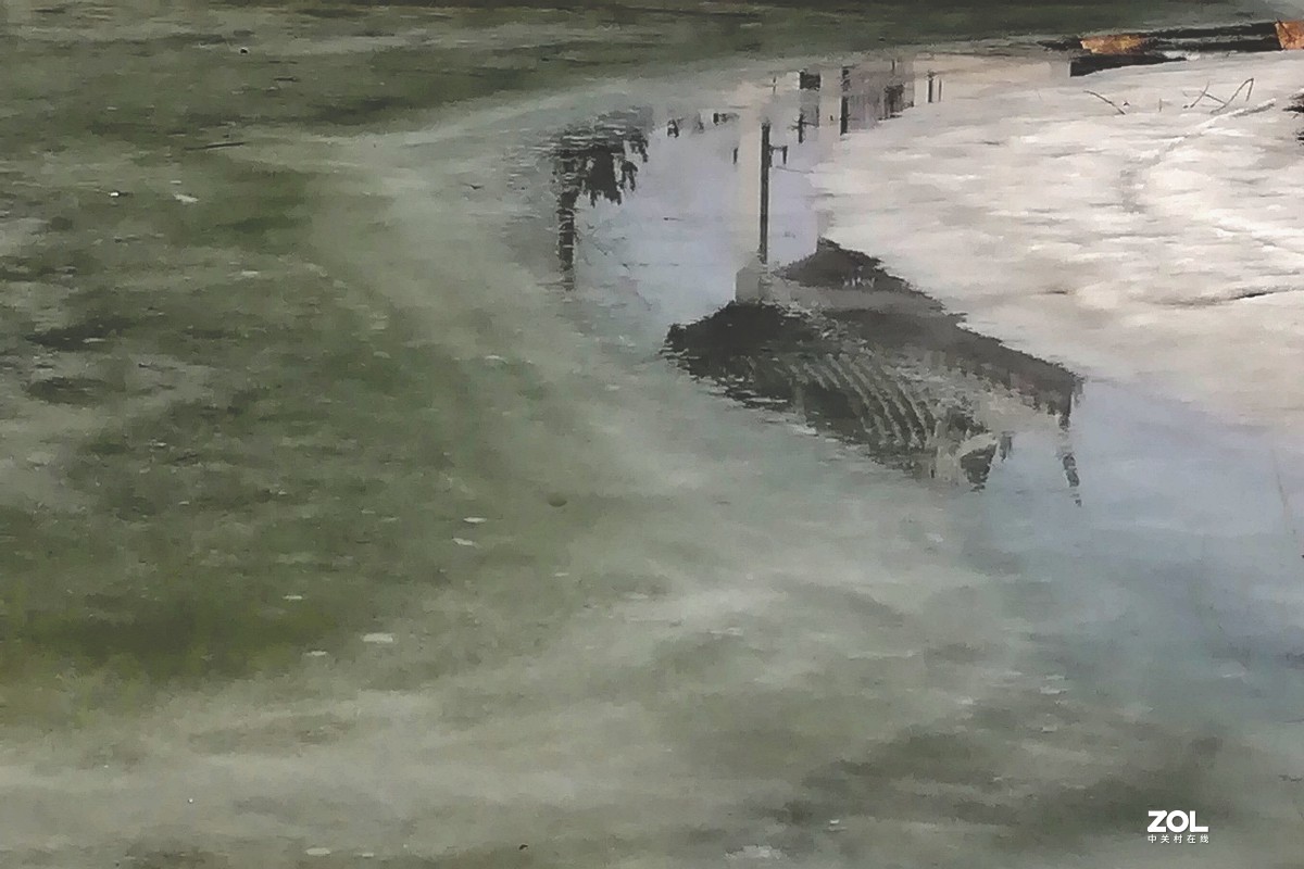 雪消冰初泮，潺暖倩影幽。