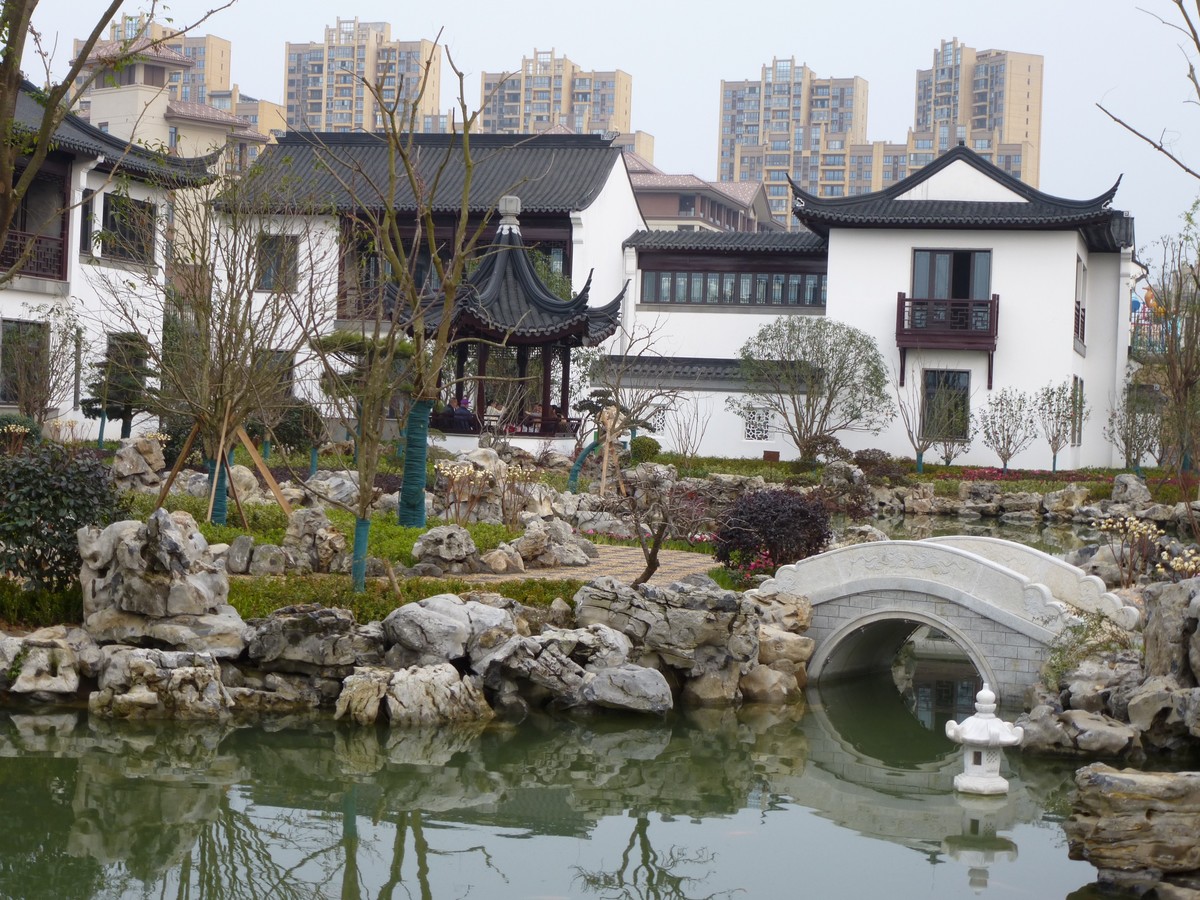 嘉陵江畔的猪山文创小镇