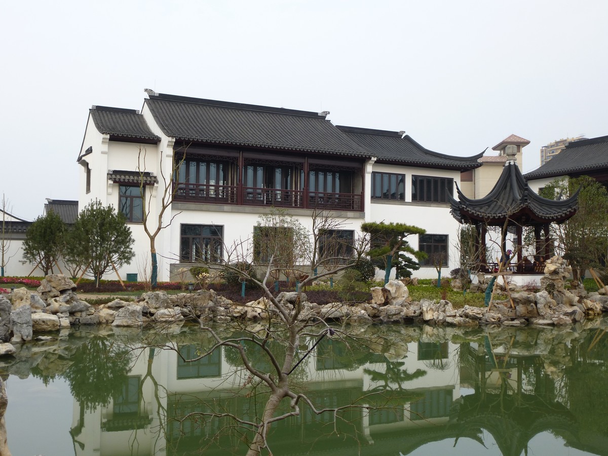 嘉陵江畔的猪山文创小镇