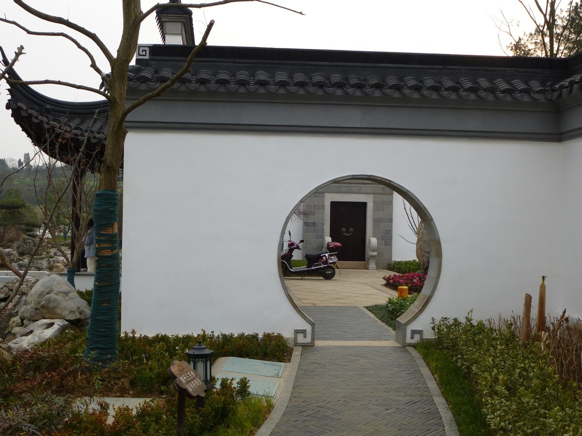 嘉陵江畔的猪山文创小镇