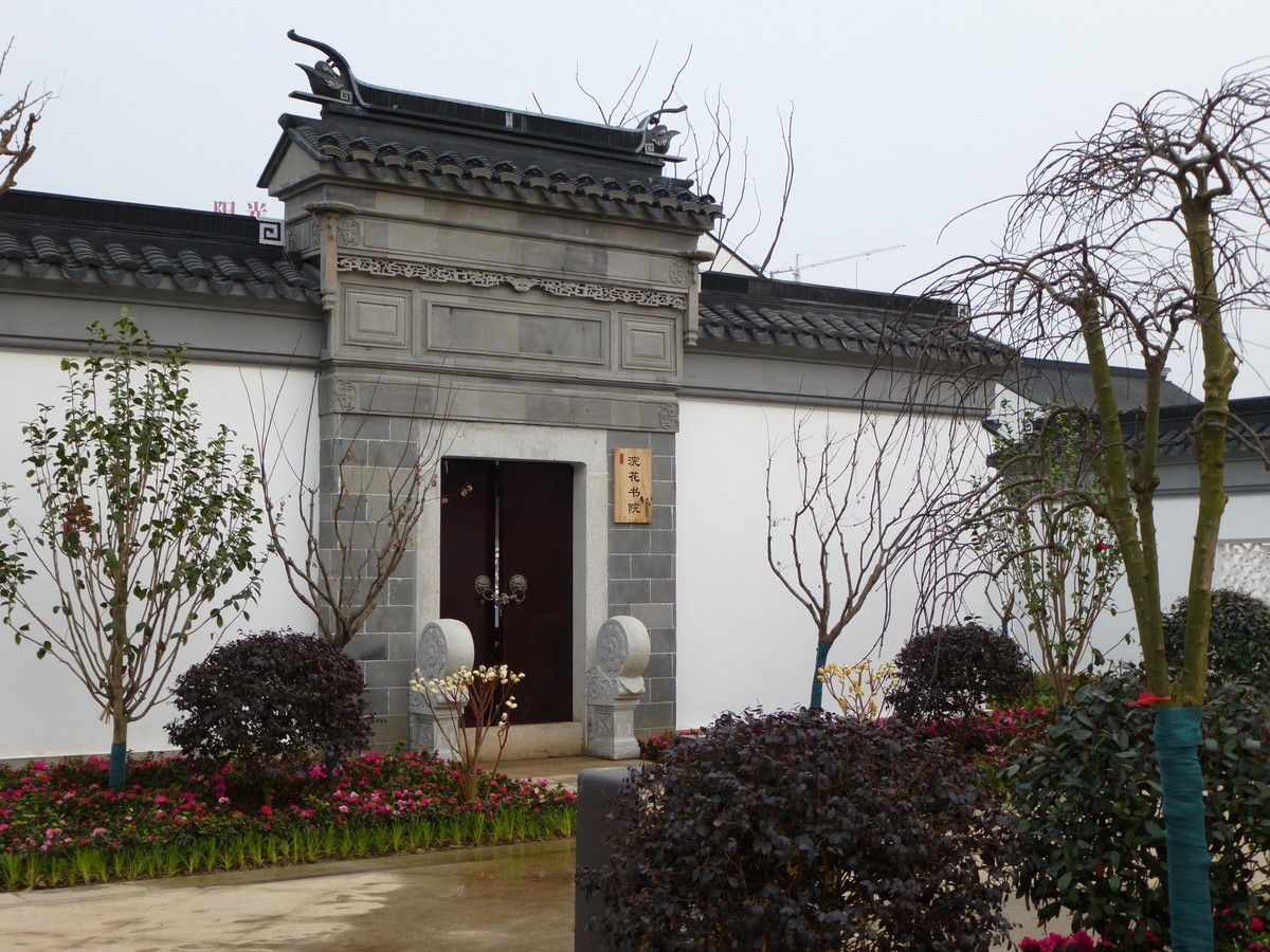 嘉陵江畔的猪山文创小镇