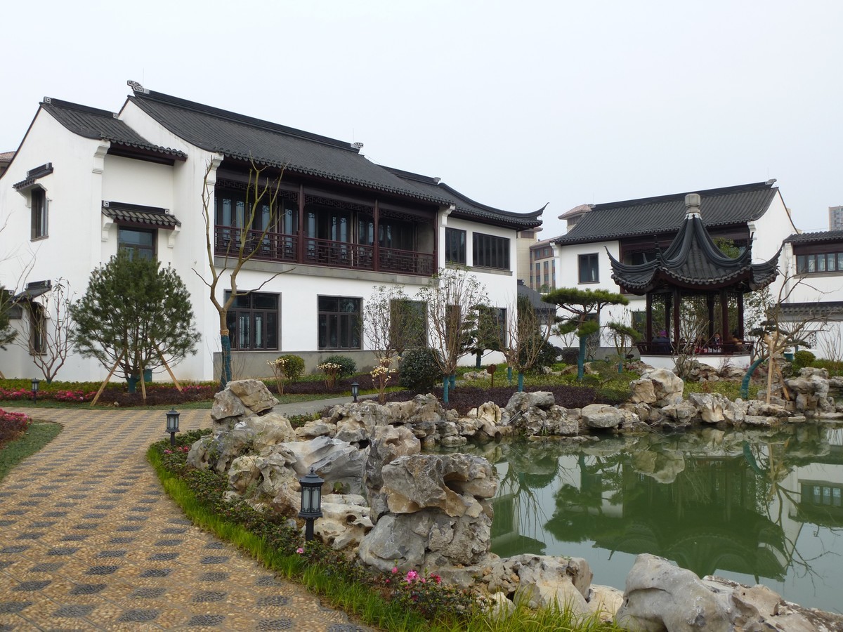 嘉陵江畔的猪山文创小镇