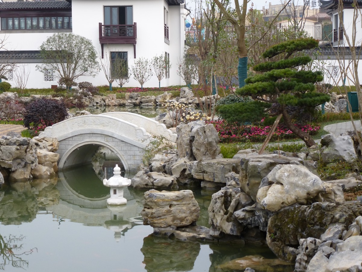 嘉陵江畔的猪山文创小镇