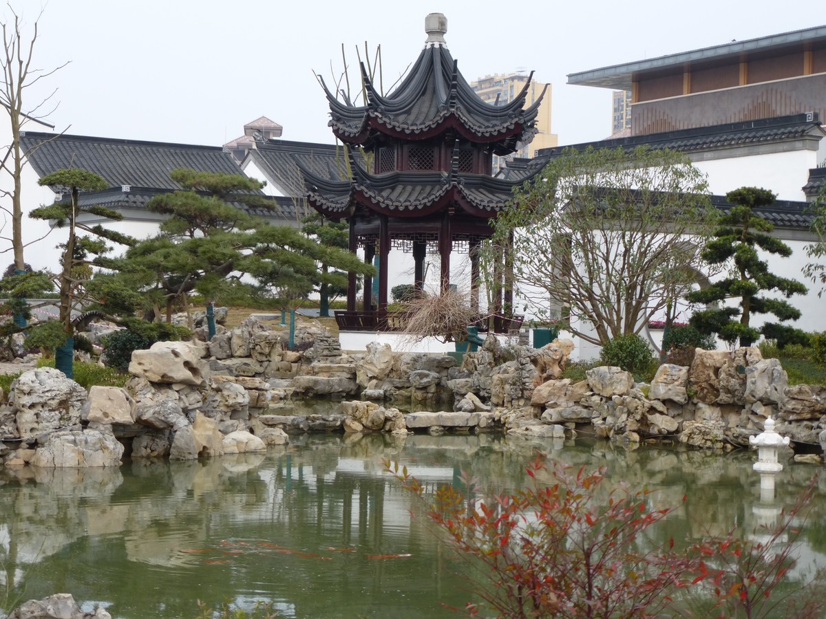 嘉陵江畔的猪山文创小镇