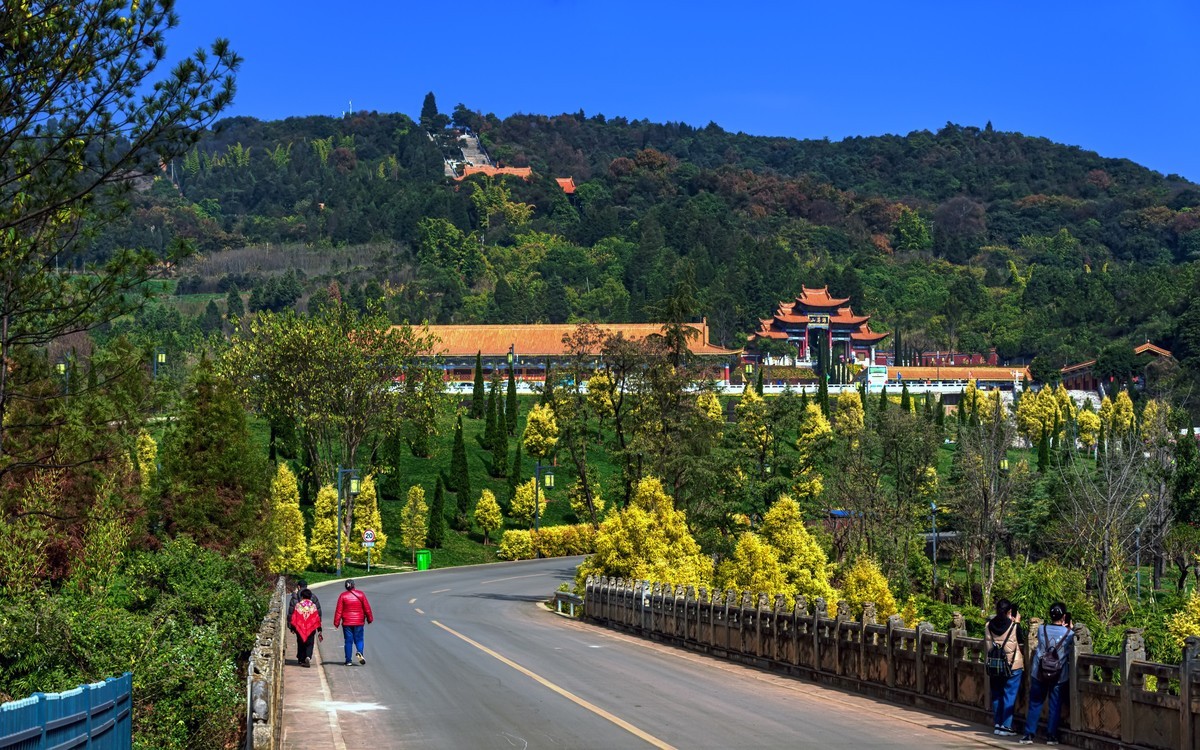 云南红河州:弥勒市弥勒寺