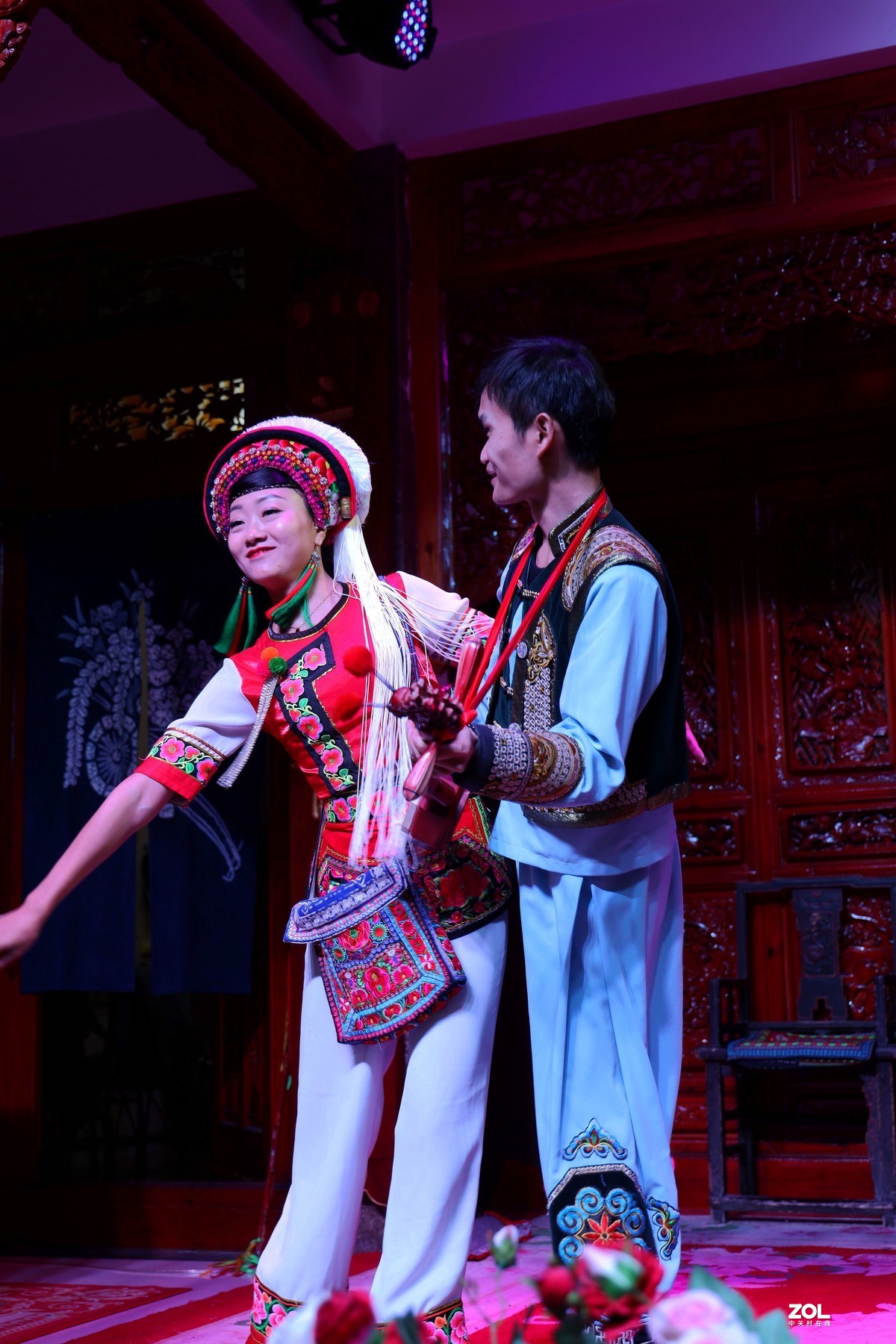 抓拍白族舞蹈表演