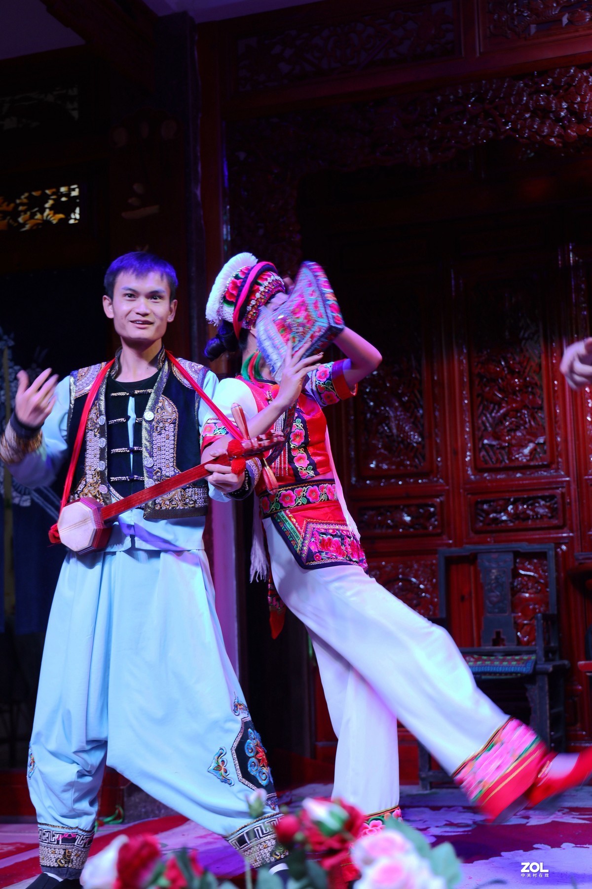 抓拍白族舞蹈表演