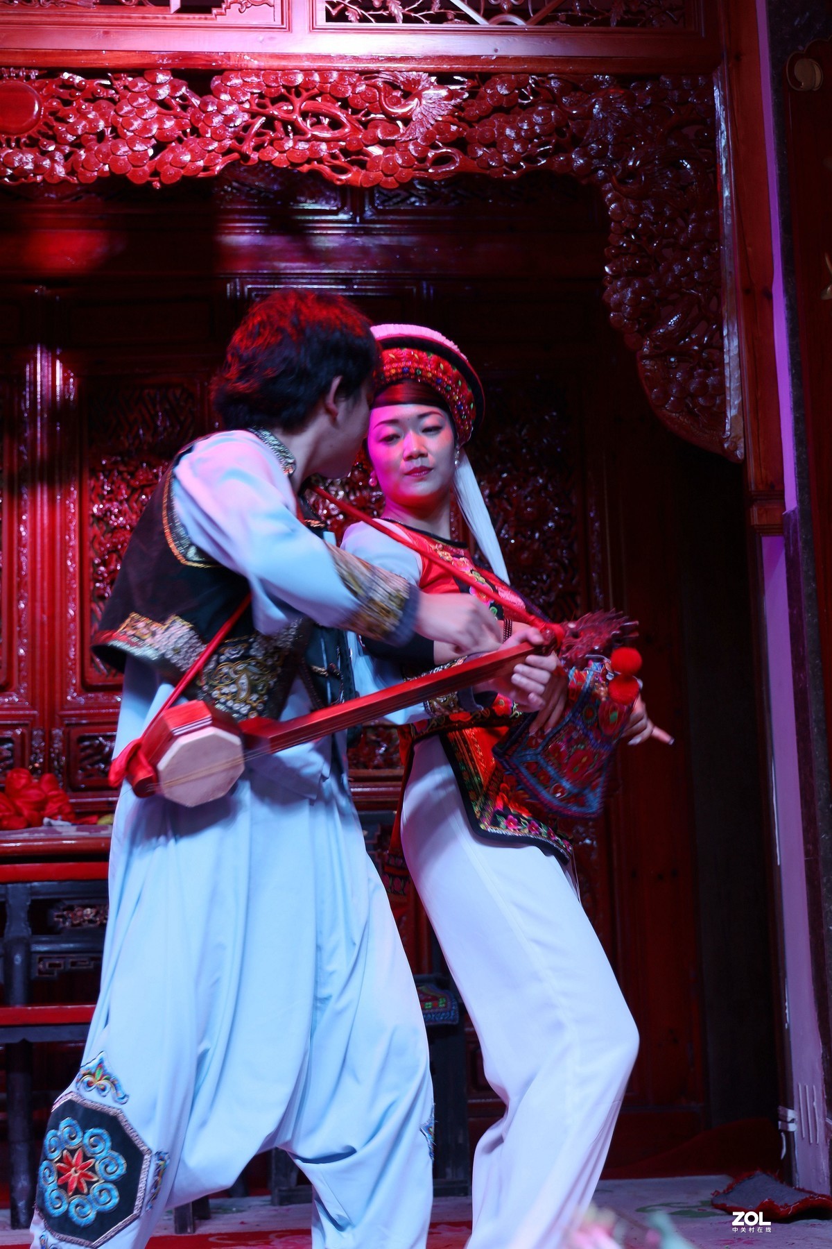 抓拍白族舞蹈表演