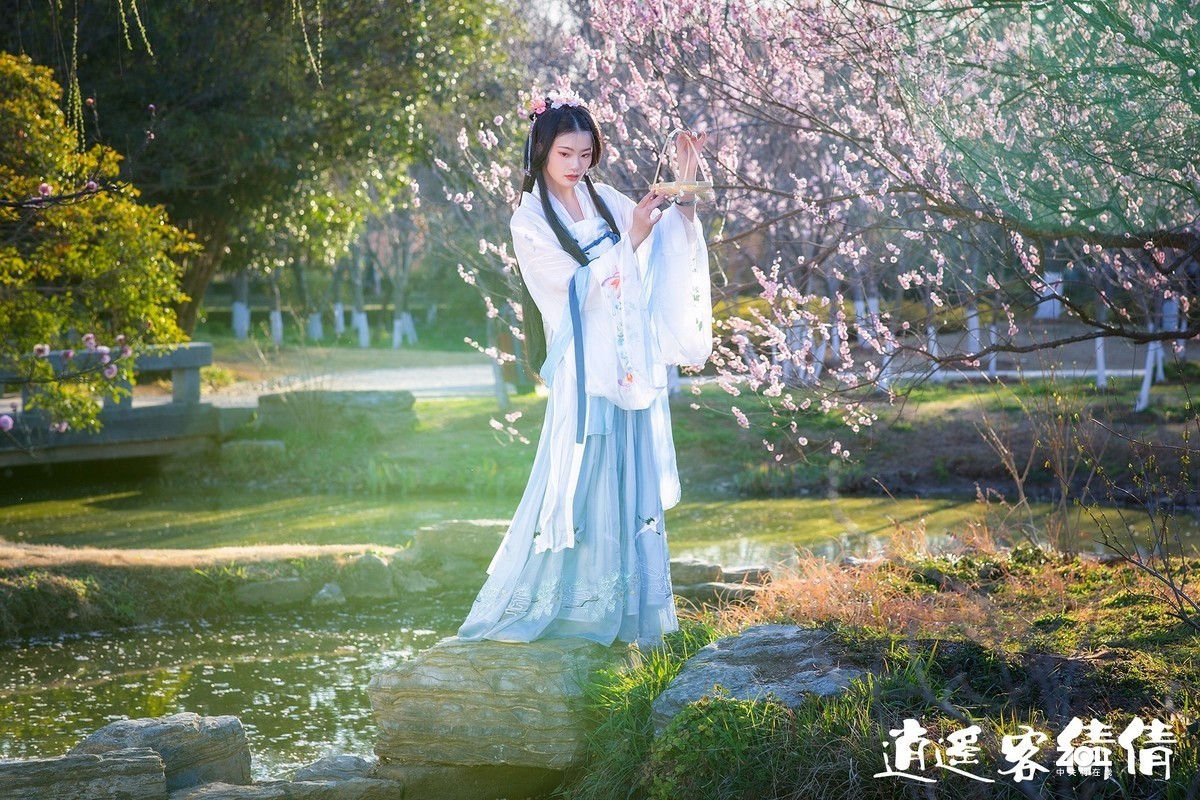 明孝陵梅花山逍遥客汉服人像(倩倩)