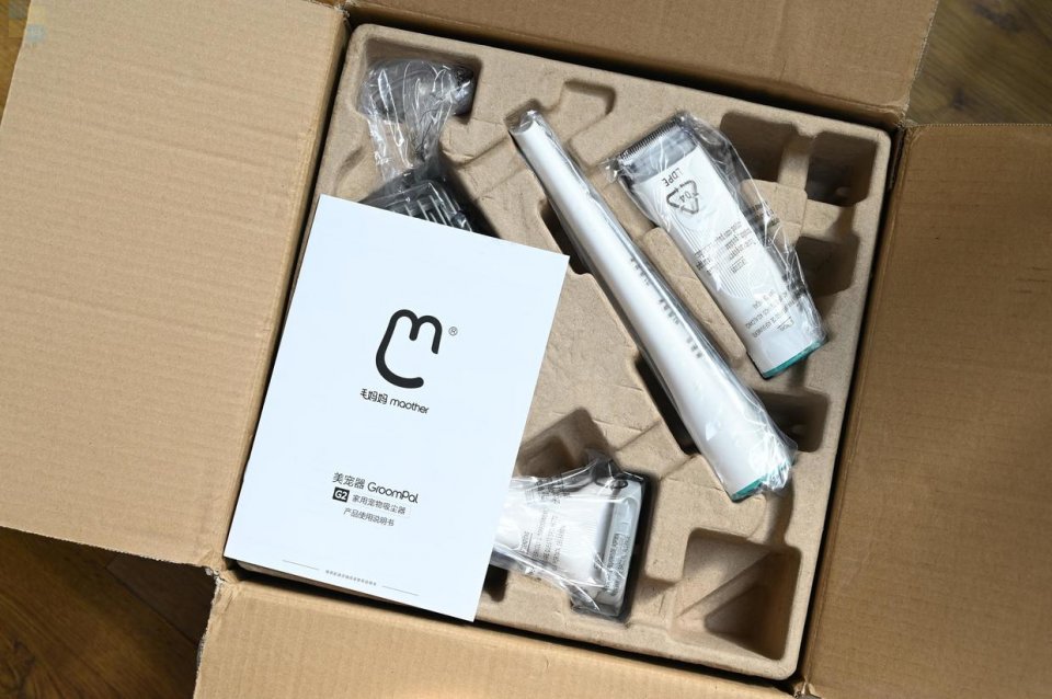 轻松搞定宠物掉毛问题，用毛妈妈宠物多功能理毛器，帮猫狗理出美造型