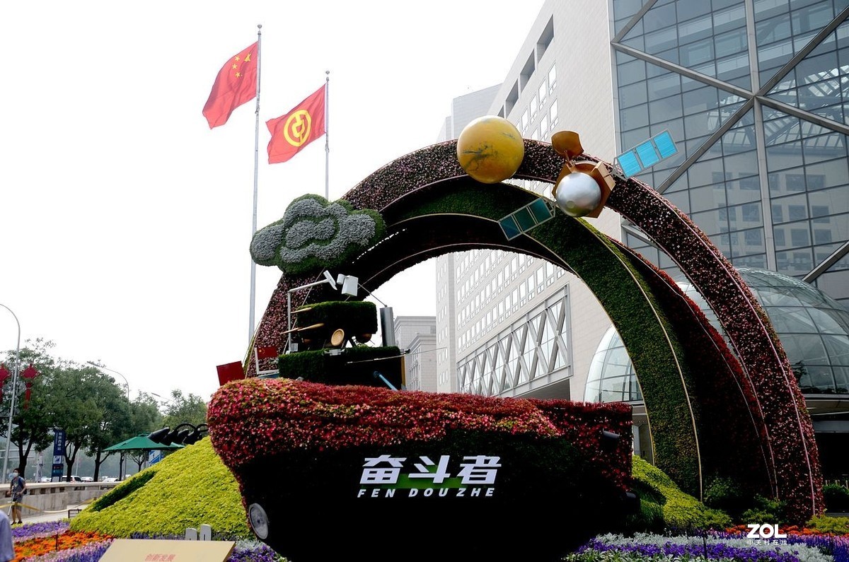 长 安 街 西 单 路 口 花 坛