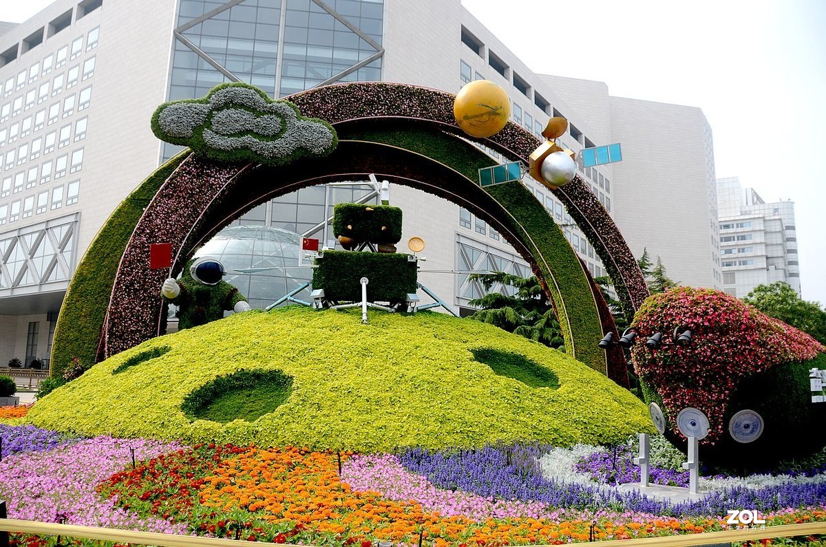 长 安 街 西 单 路 口 花 坛