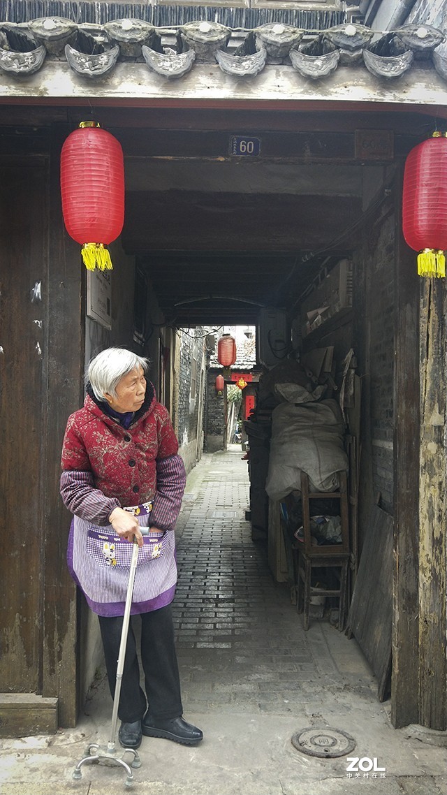 【原创】老宅门前的期盼（手机OPPO）