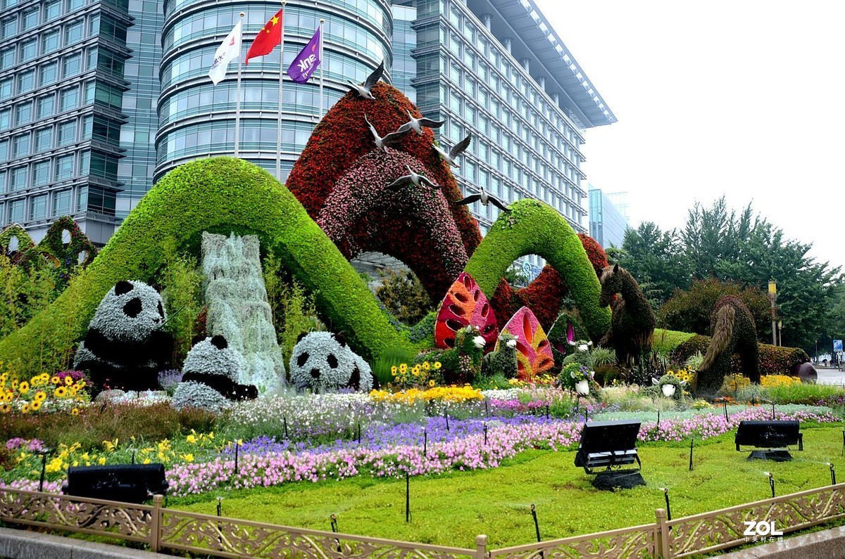 长 安 街 西 单 路 口 花 坛