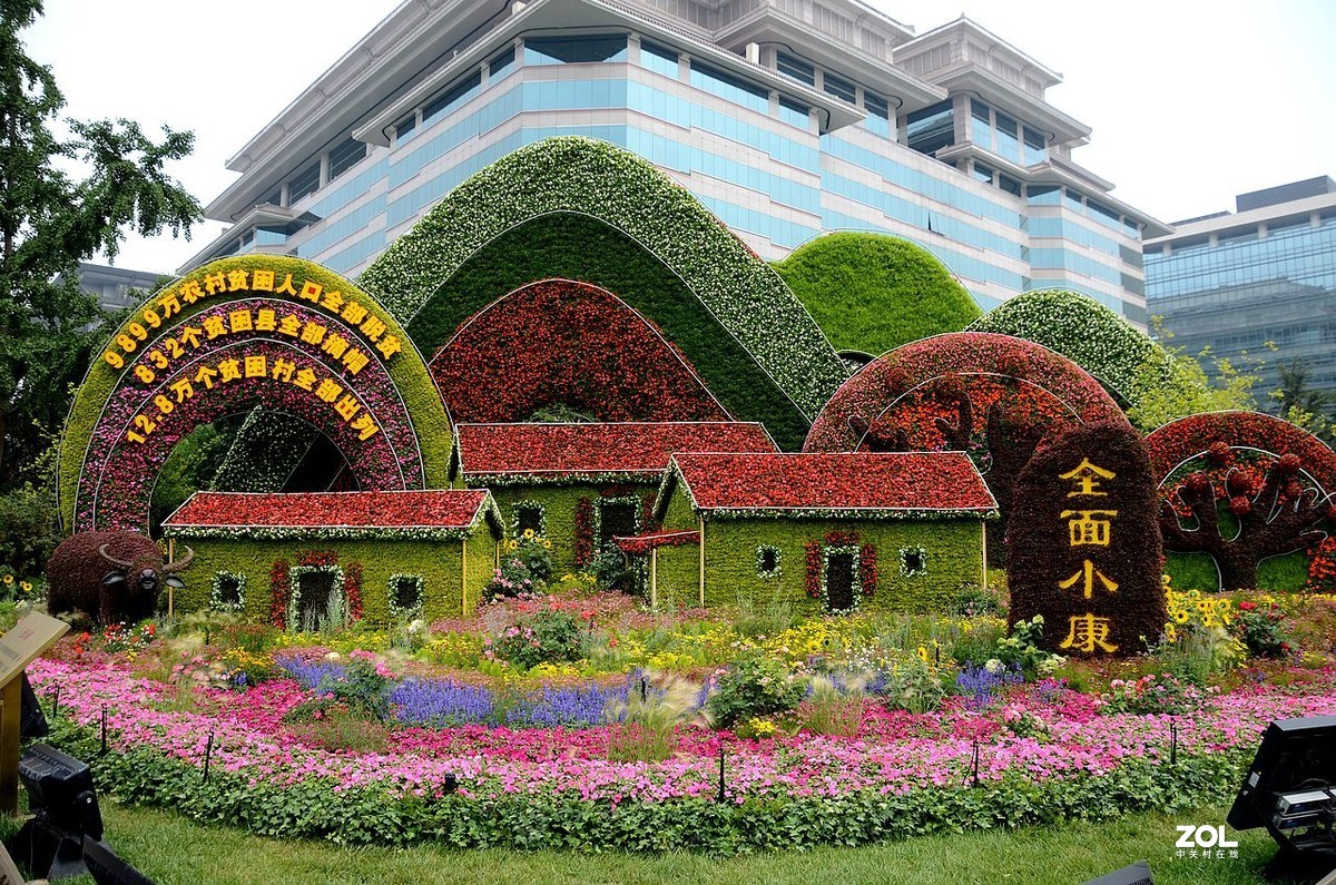 长 安 街 西 单 路 口 花 坛