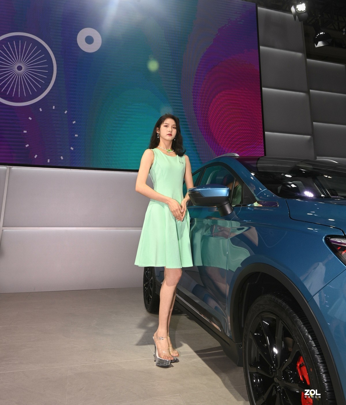 长沙车展上的“清”新女孩……