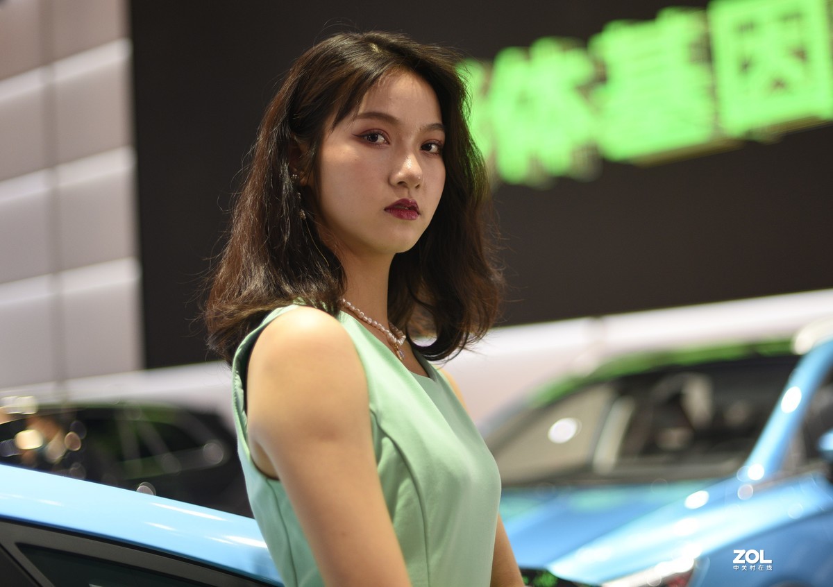 长沙车展上的“清”新女孩……