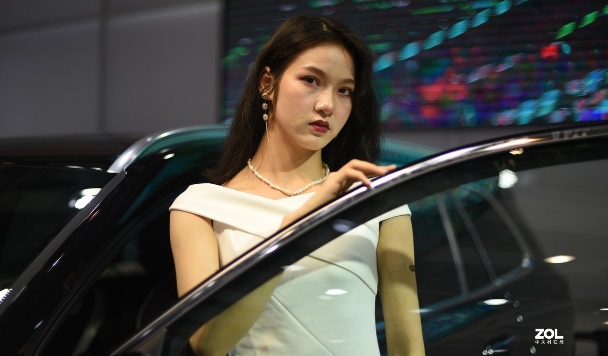 长沙车展上的“清”新女孩……